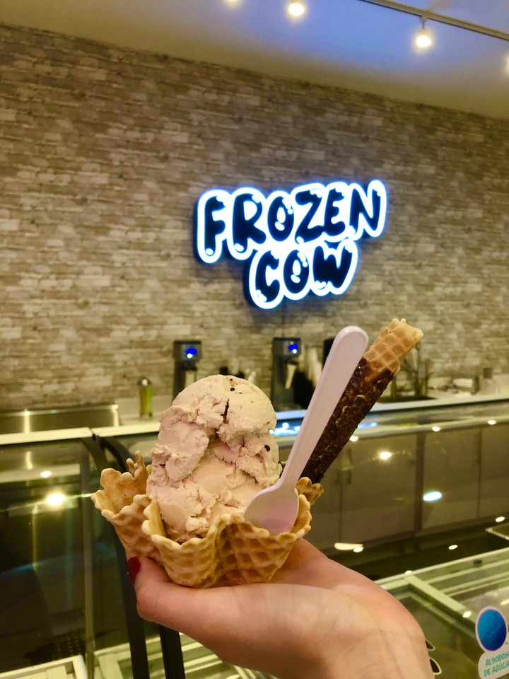 Nieve de cacahuate con galleta de waffle y choco