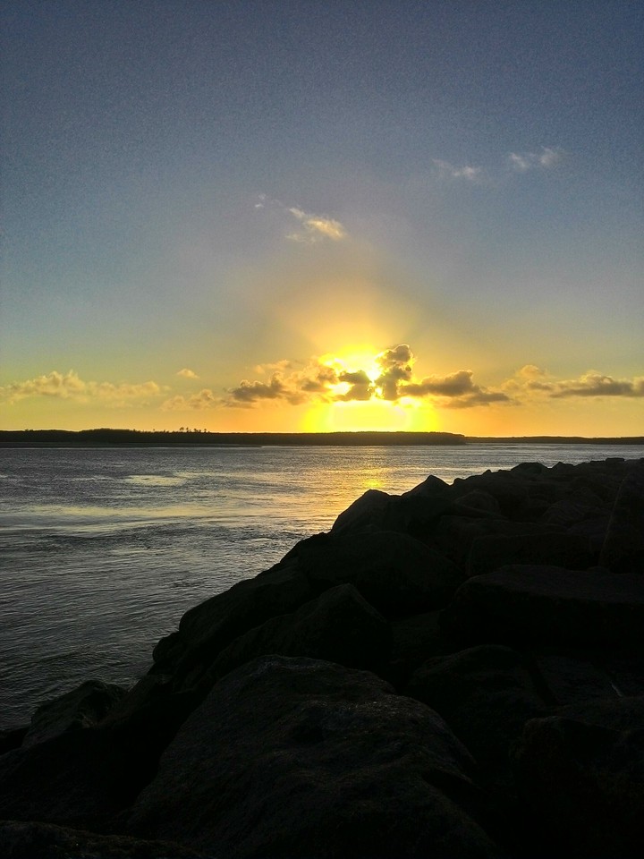 Sol entre nuvens