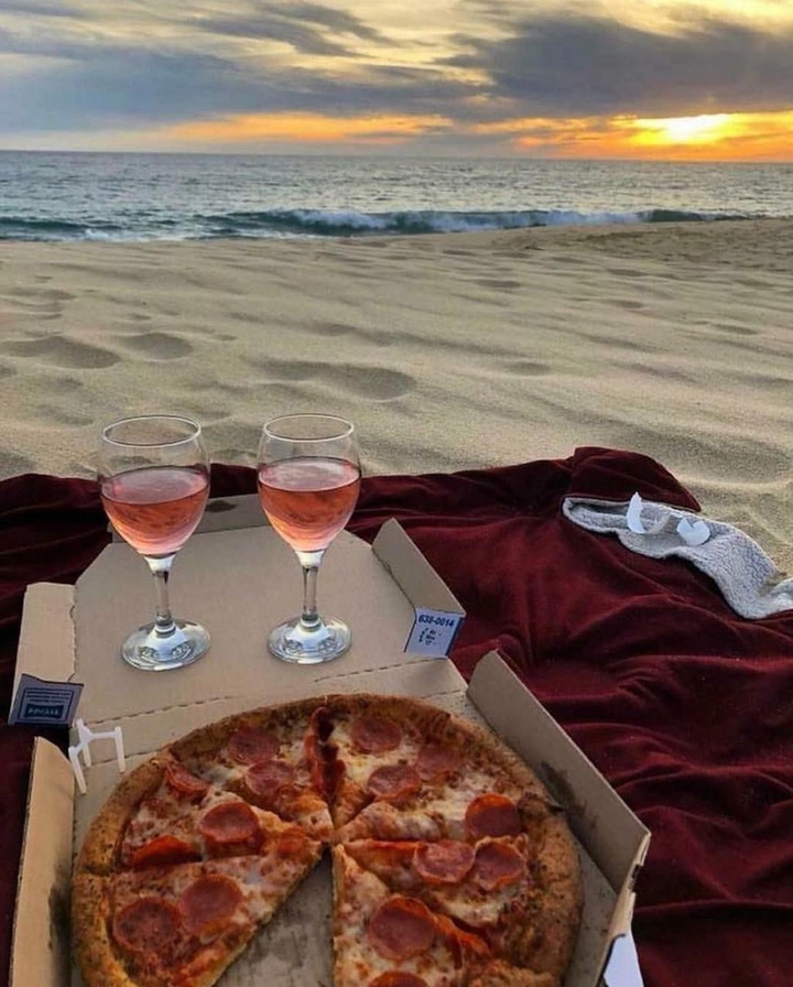 Sunset + Pizza + wine + beacth = Love ?❤️