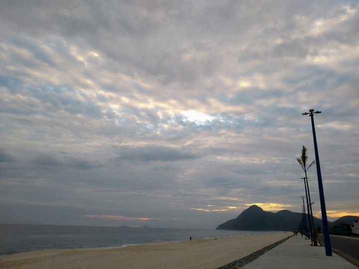 Céu nublado na praia