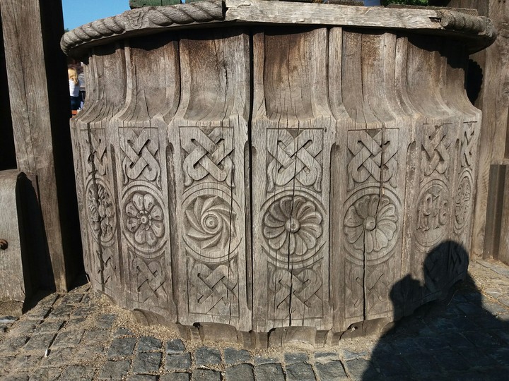 Carvings on a well, Suceava