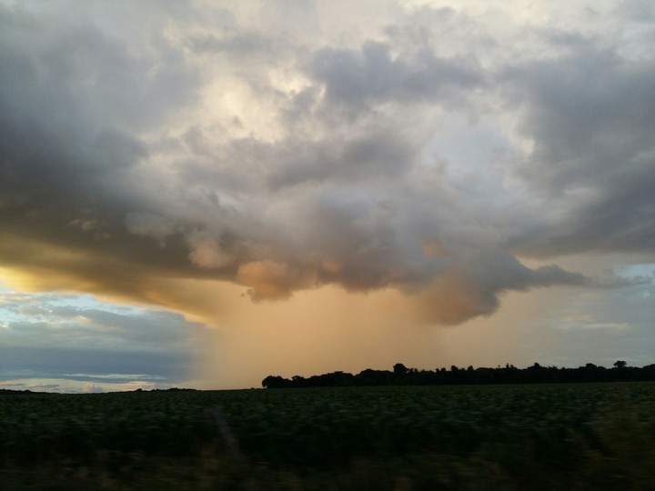 nuvens com chuva cor areia