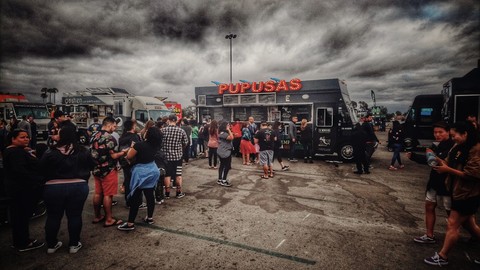 lining up for food trucks