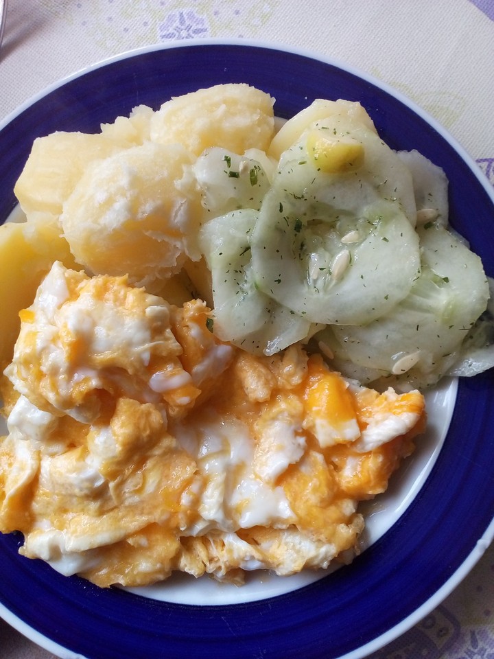 Gurgensalad mit Kreutern da zu Kartoffeln.