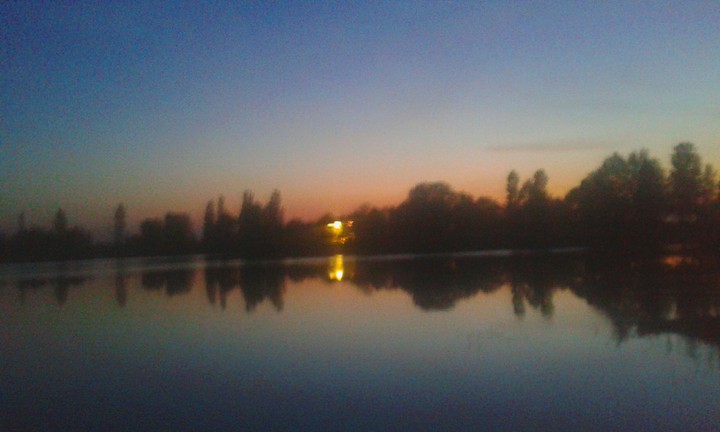 lago  notturno
