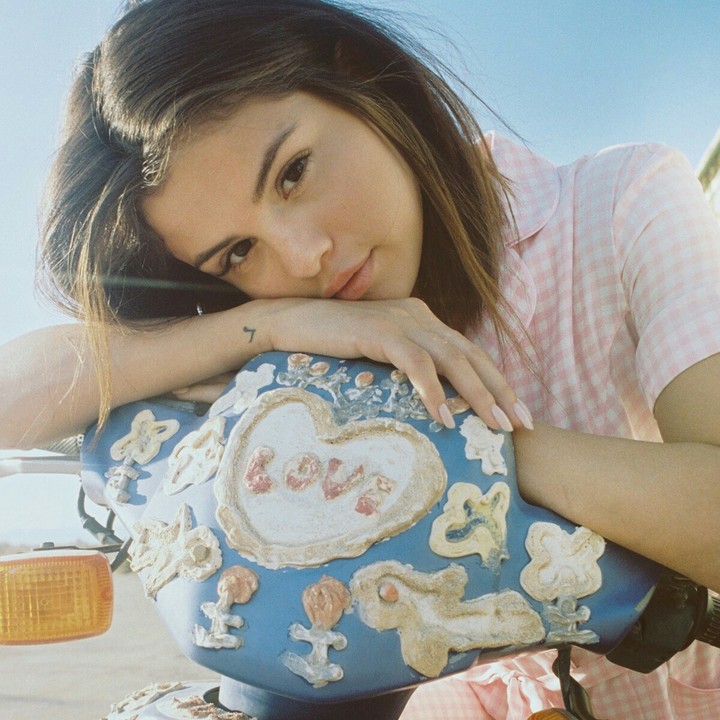 @selenagomez