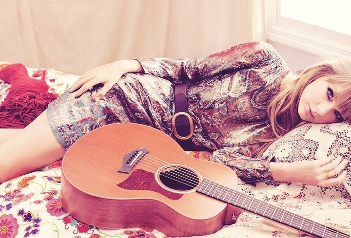 Taylor Swift with her guitar