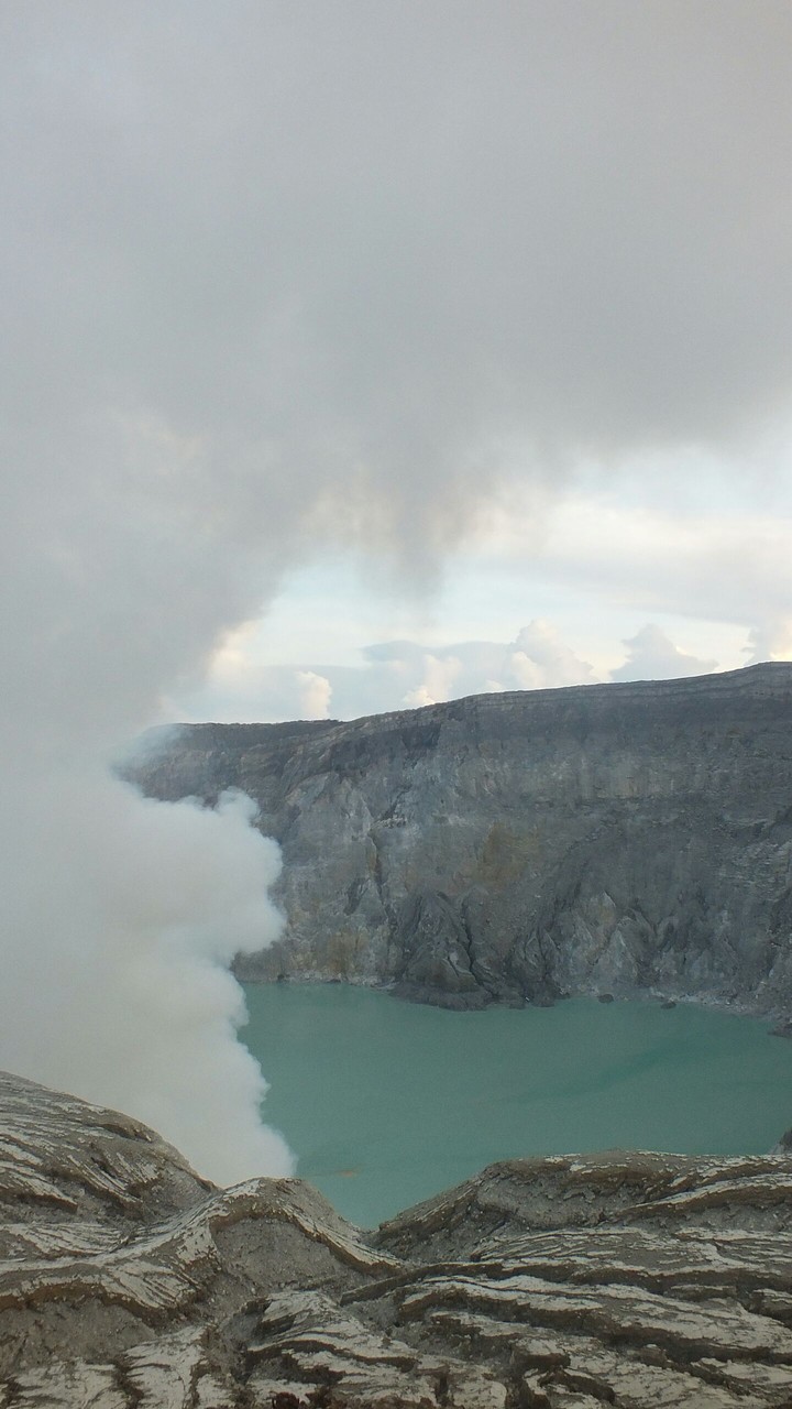 acid volcano lake