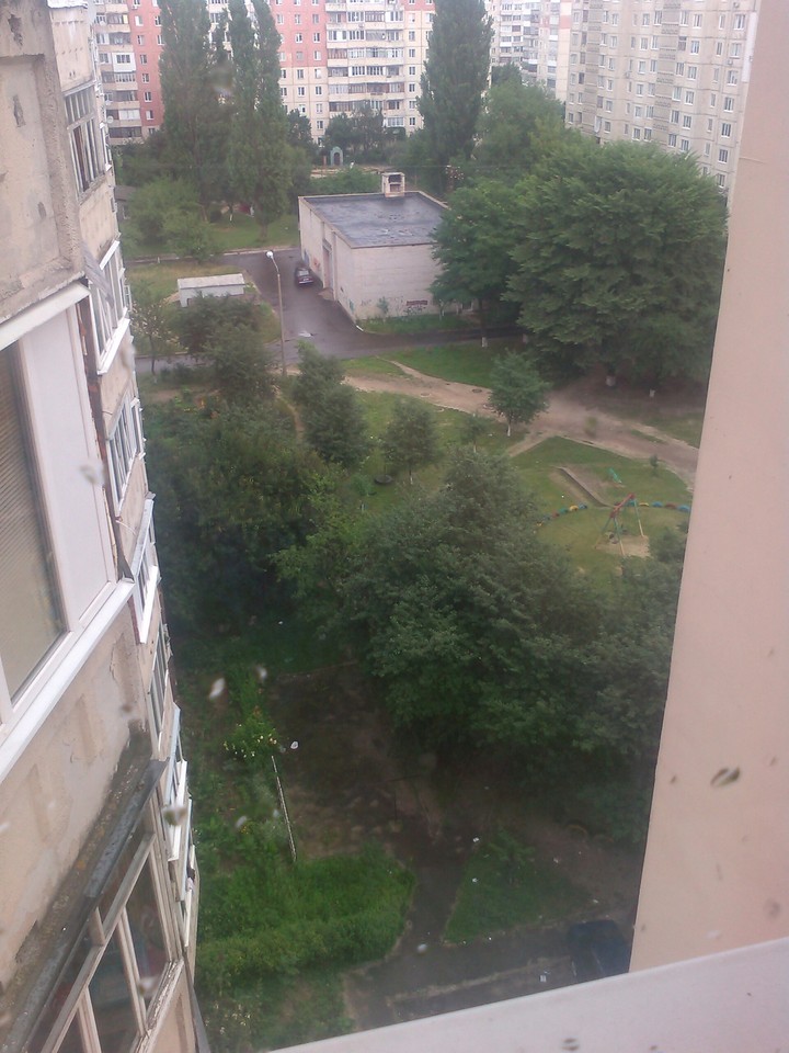 Ранковий дощ і вулиця.