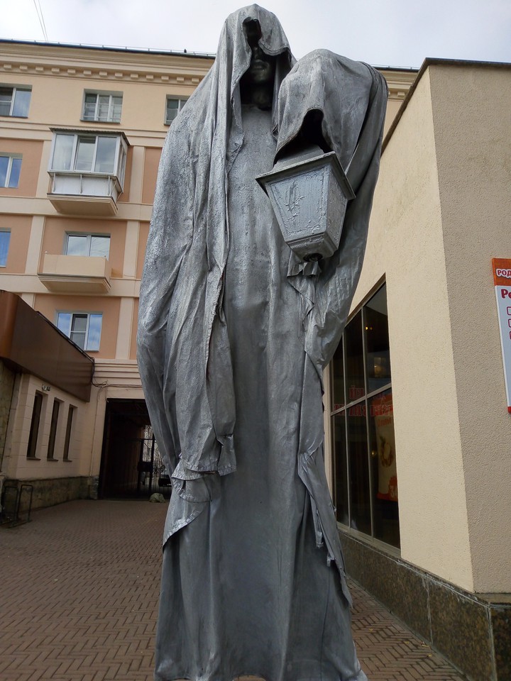 statue