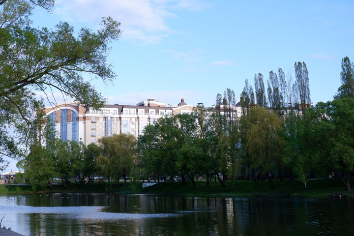 Парковая река