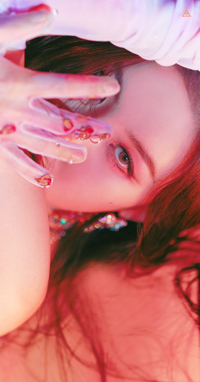 Korean singer Sunmi's tail album