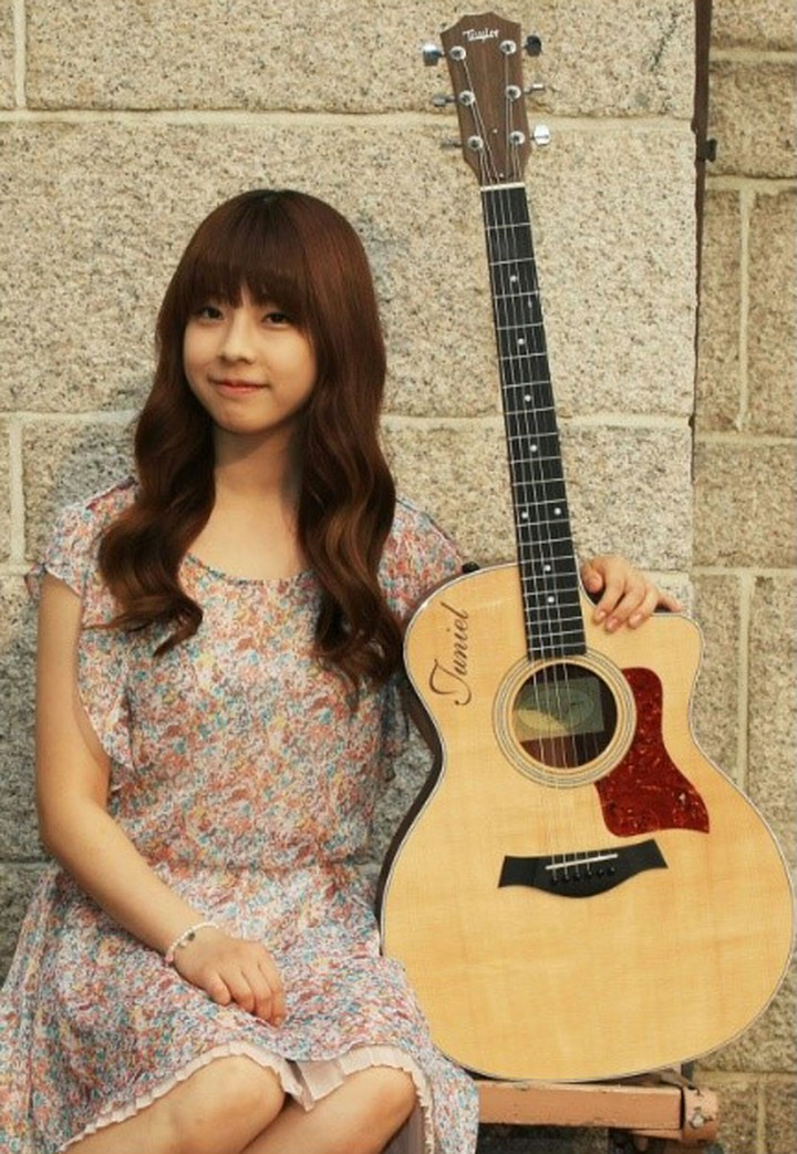 Korea singer-songwriter Juniel