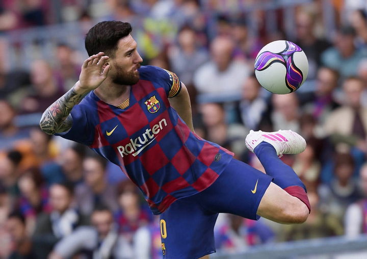 Messi receiving the ball in PES 2020