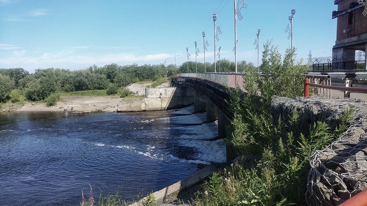 плотина..река...берег