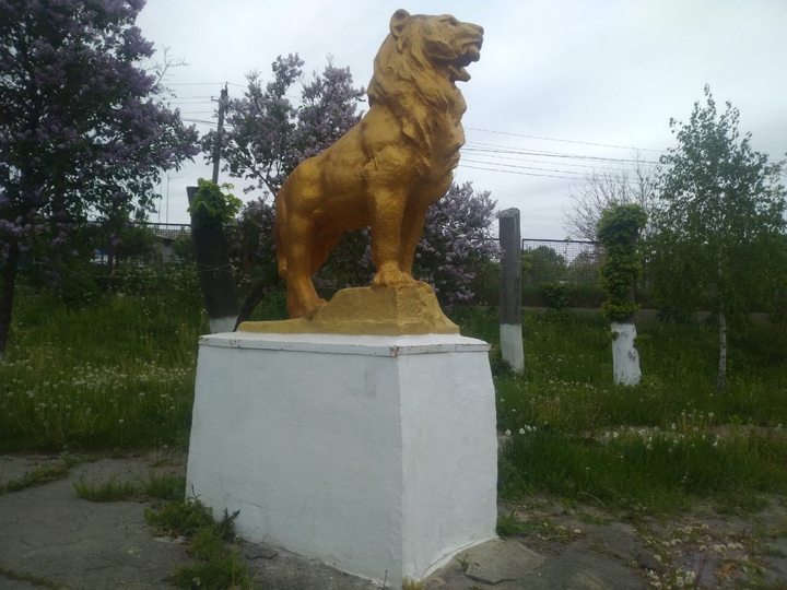 monument to Leo
