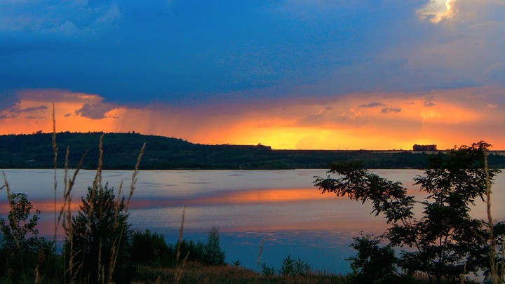Sonnenuntergang bei einer Gewitter Wolke