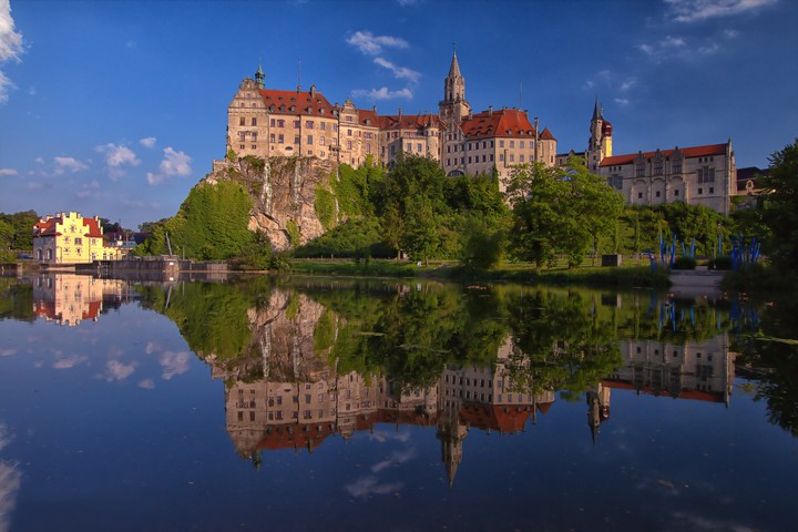 Schloß im spiegelbild.