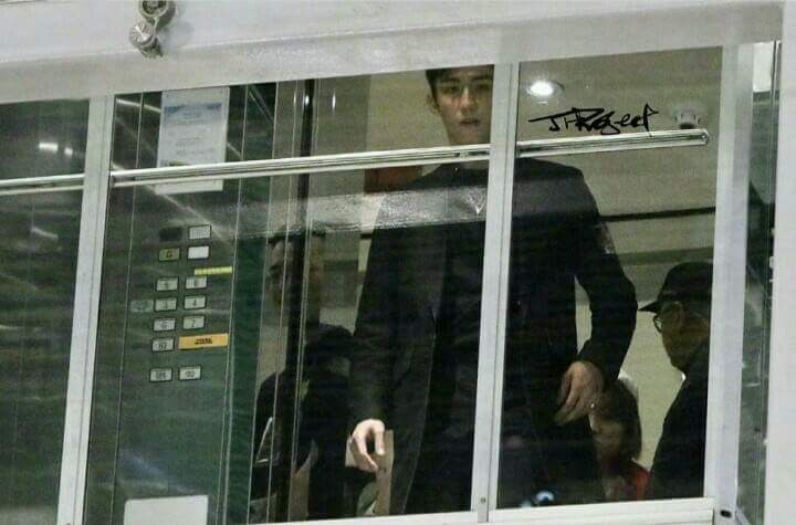 The moment when Yu notice fan waiting outside....(1)