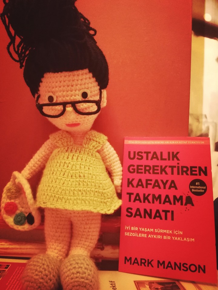 Oyuncak bebeğim ve kitabım.