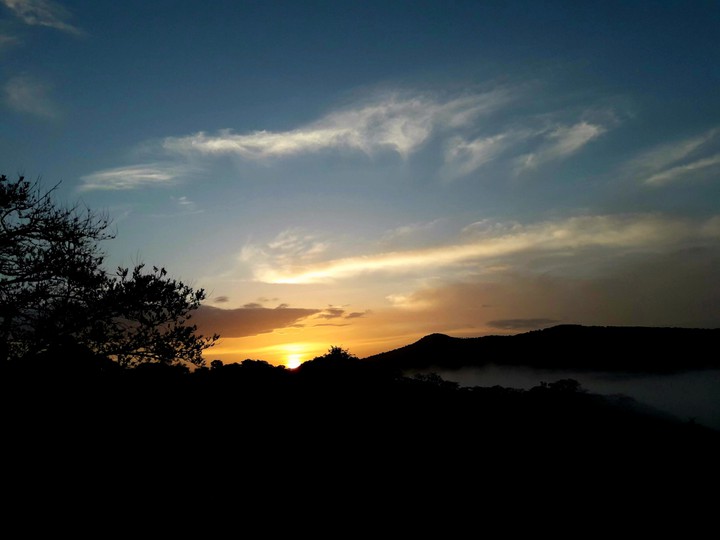 amanecer con neblina