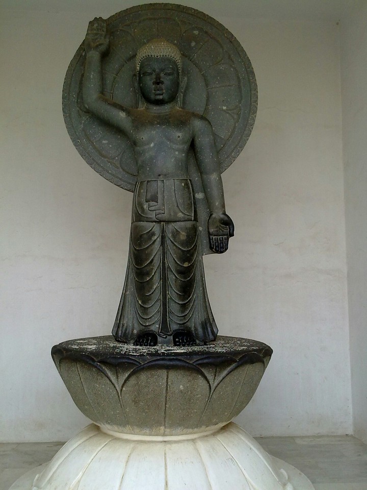 A statue of Gautama Buddha ...