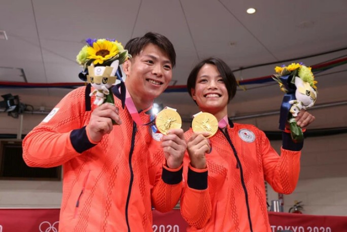 Gold-Champion Siblings (Brother & Sister)