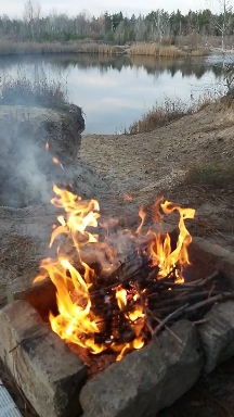 костер на берегу реки