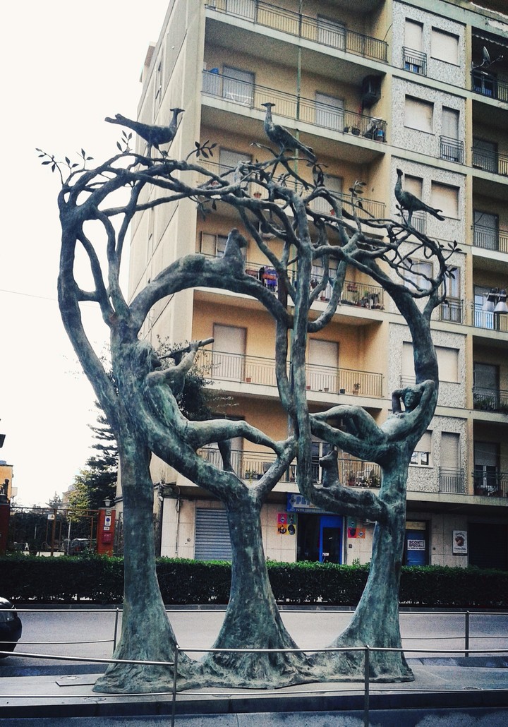 statue