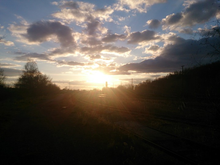 Sonnenuntergang am Bahnhof