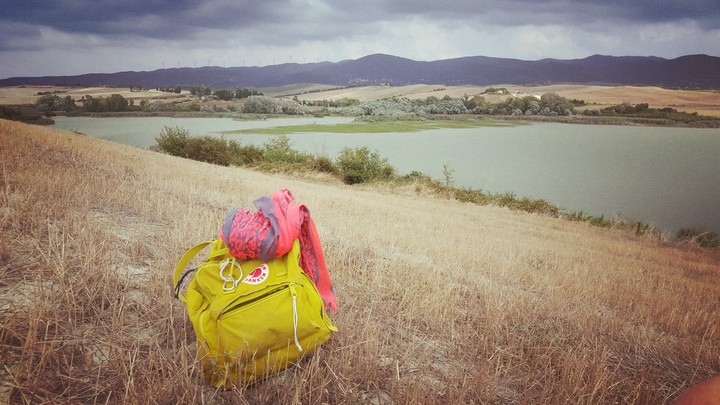 kanken at the lake in the summer
