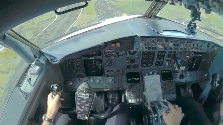 B737 cockpit.