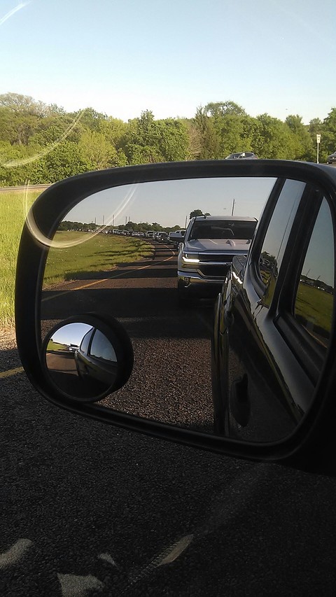 I se the traficc on the mirror / Veo el tráfico en el espejo