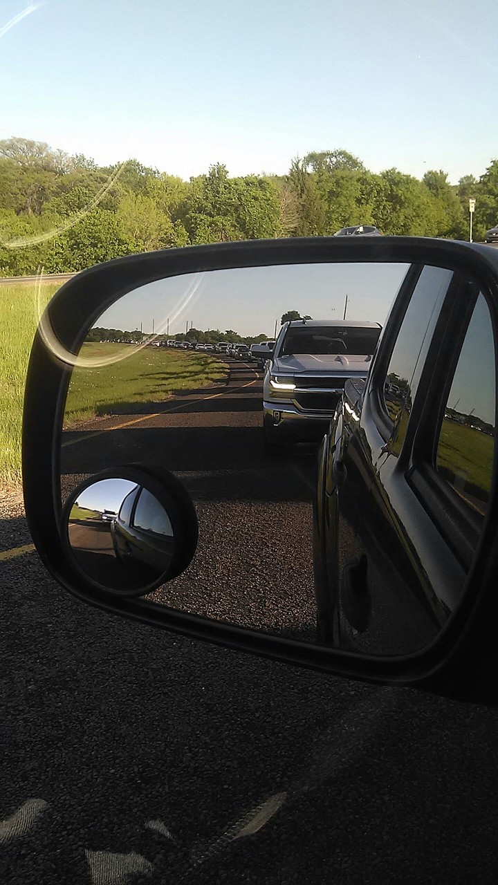 I se the traficc on the mirror / Veo el tráfico en el espejo