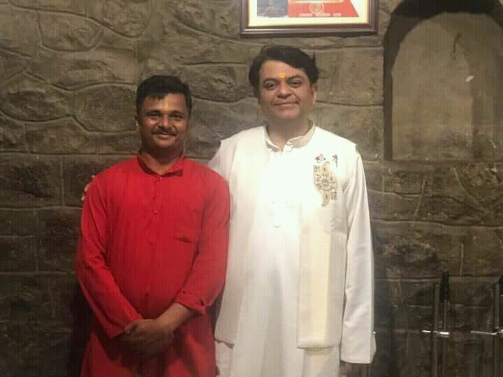 गुरुजी संस्थान के व्यक्ति के साथ