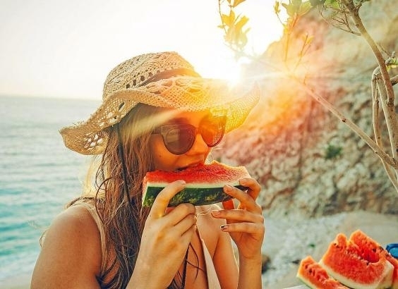Frau isst Melone
