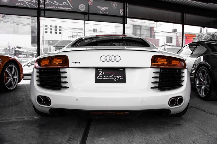 R8 V10