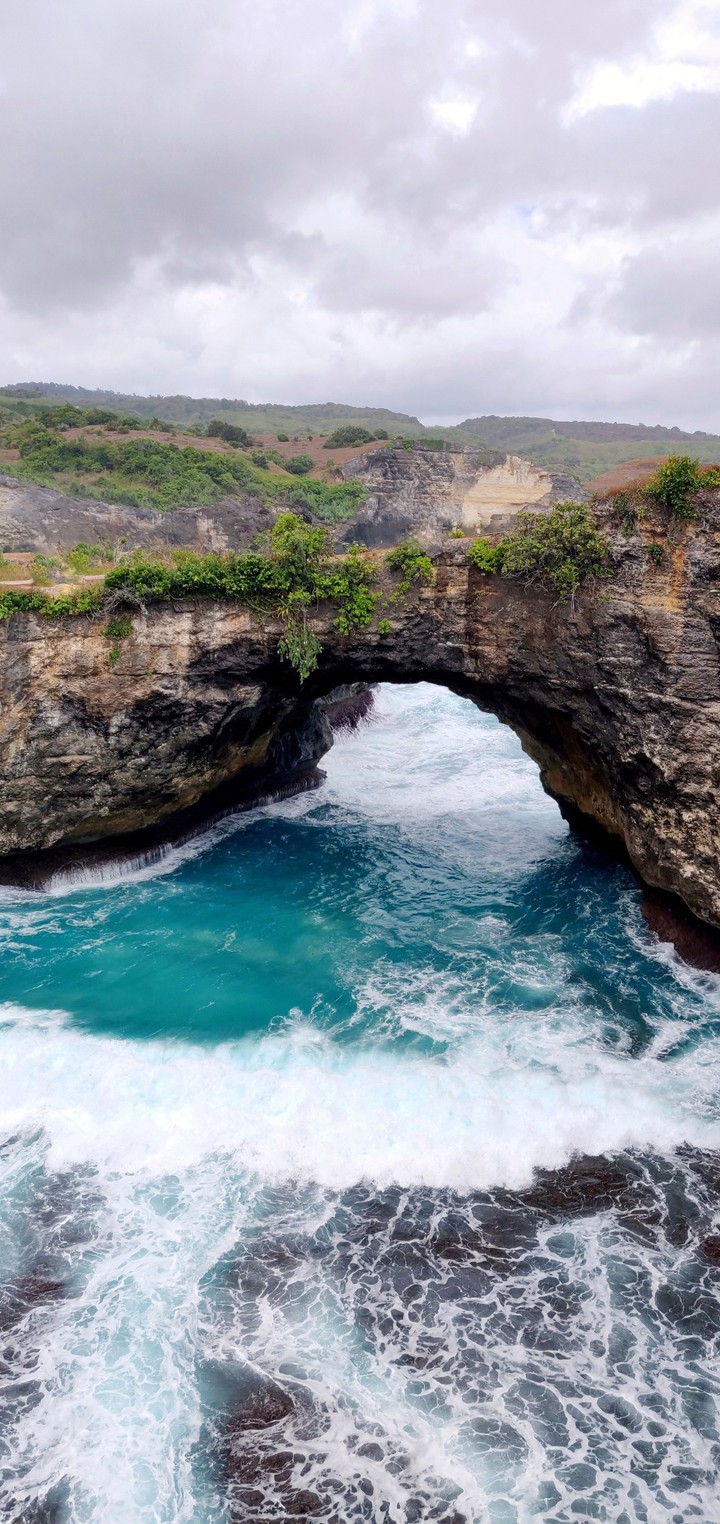 Nusa Penida Blue Ocean Water Wallpaper with Waves