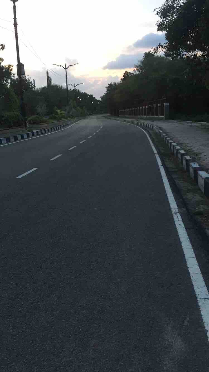 road used ti be crowded but due to corona ??‍♂️