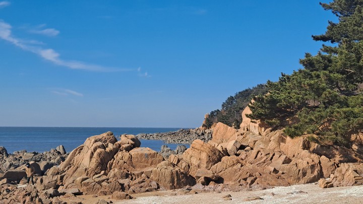 아침 해변가 암벽