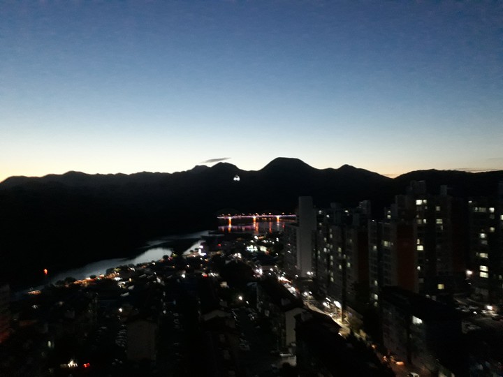 이건 한국의 유명한 단양 이에요 이건 단양의 야경이랍니다.