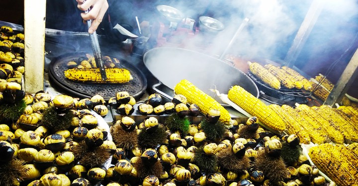 Turkey. İstanbul. Street food. Corn. Chestnuts.
