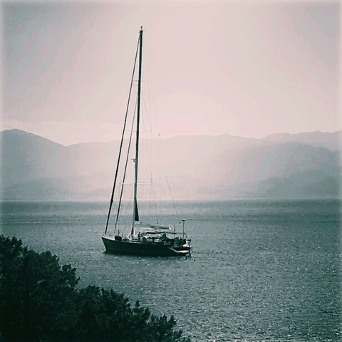 Bateau sur un lac de Grèce.