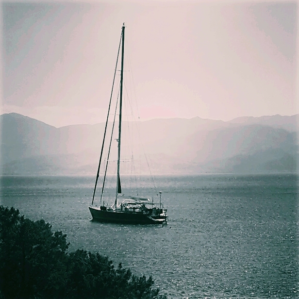 Bateau sur un lac de Grèce.
