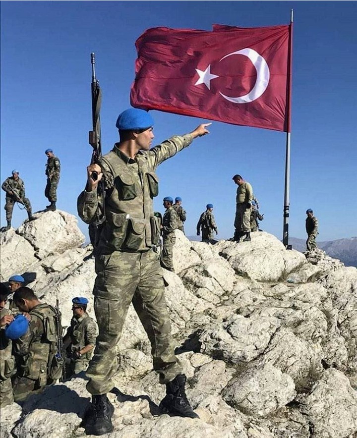 Ne mutlu bu bayrağın gölgesinde yaşamak.
