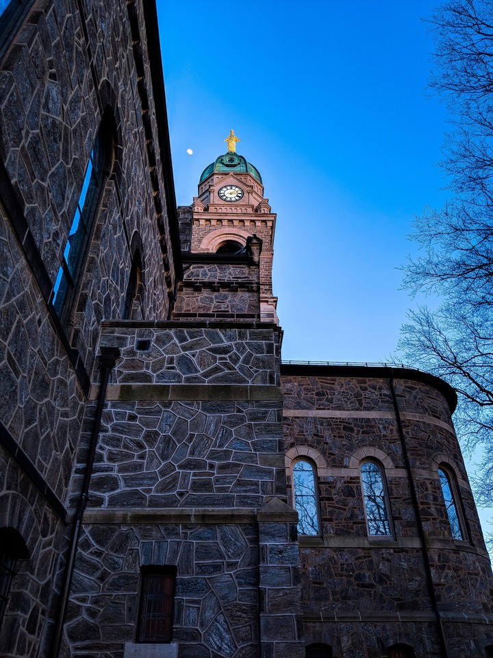 ⛪