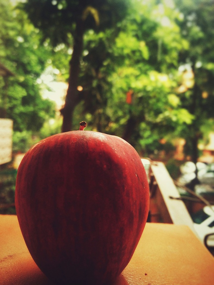 the red apple
