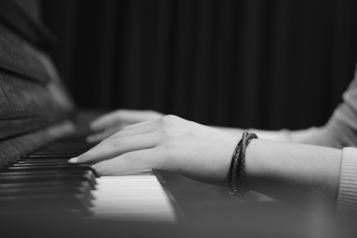 piano player
