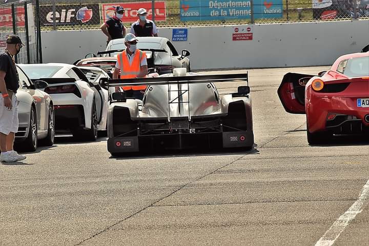 500 Ferrari contre le cancer