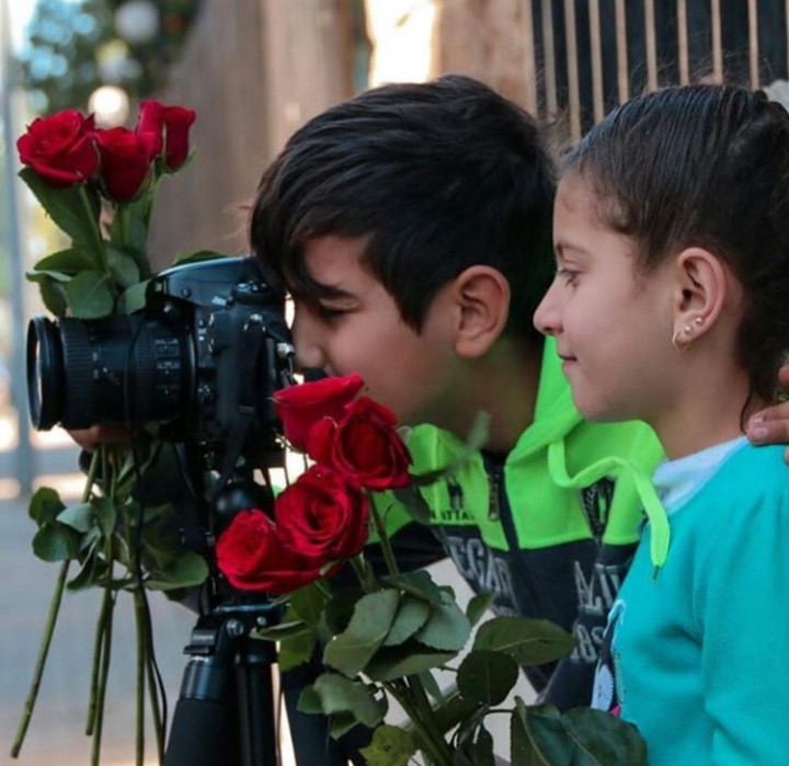 يمسكون ورودآ ، ويعانقون احلامآ ، فتنبت من جذور أعينهم حياة❤